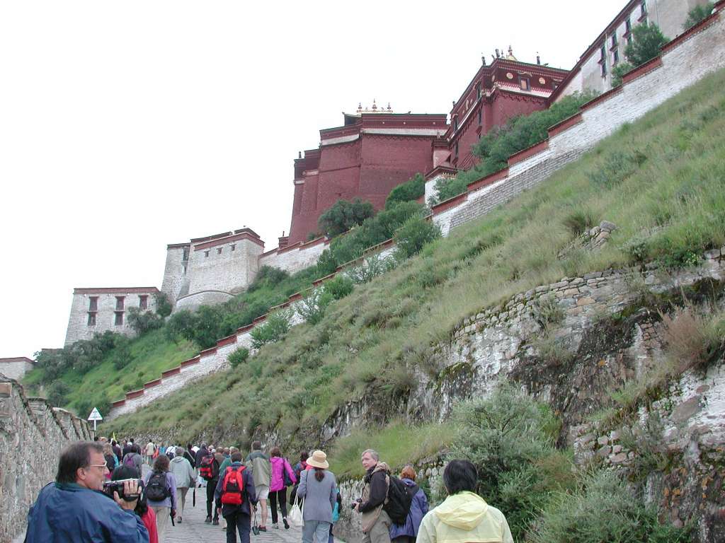 04_walking_up_potala_hill