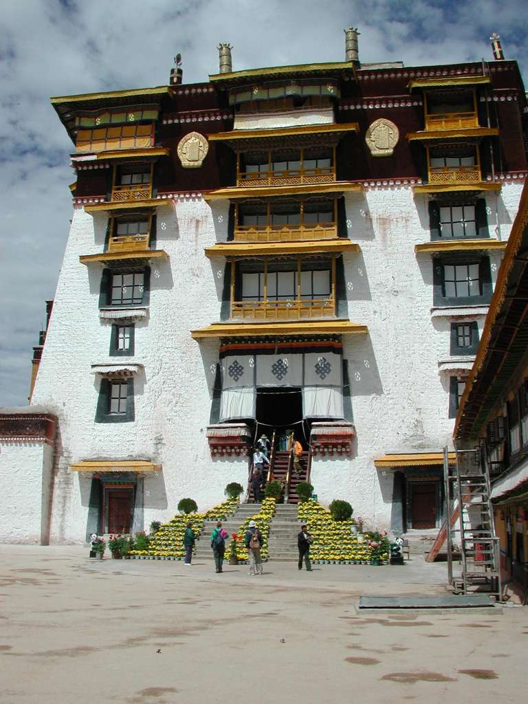 21_lower_exit_of_potala_with_flowers