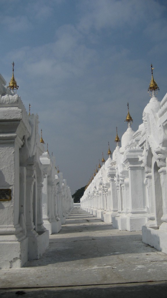 kuthodaw-mandalay-kyauksa-gu-pagoda-budista