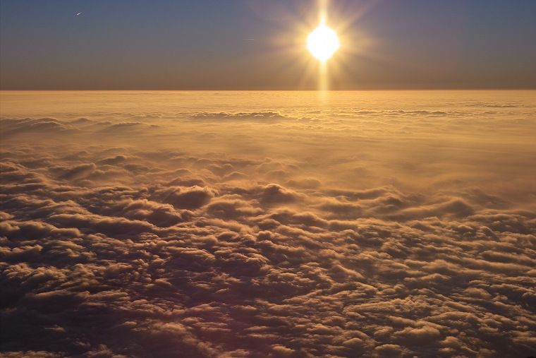 naturaleza-bella-sol-encima-nubes