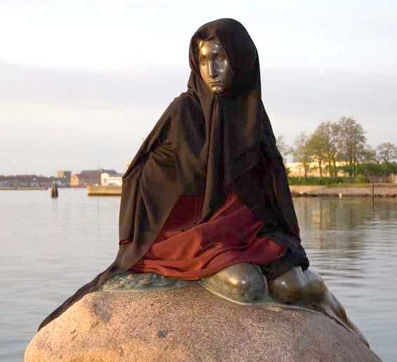 sirenita-dinamarca-copenhague-chador-burka Muslim little mermaid