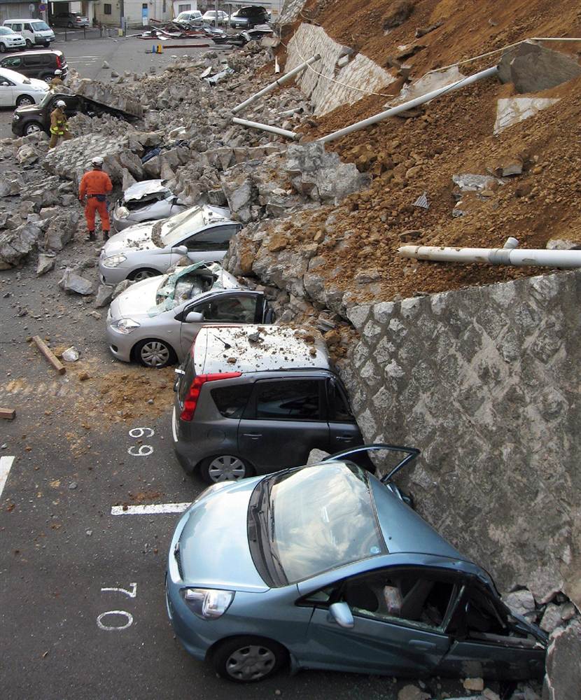 terremoto japon 11 2011 marzo coches parking mito