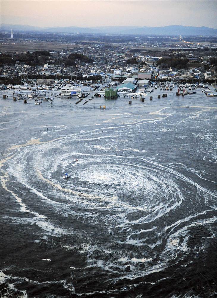 terremoto tsunami japon 11 3 2011 remolino agua Oarai Ibaraki