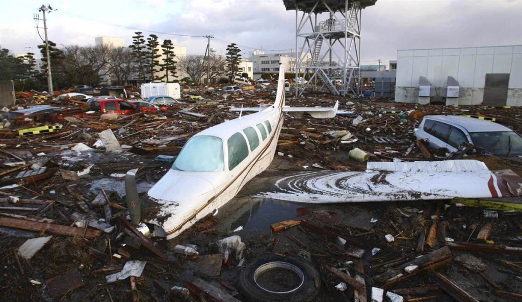 terremoto tsunami japon 2011 marzo 12 natori avioneta coches