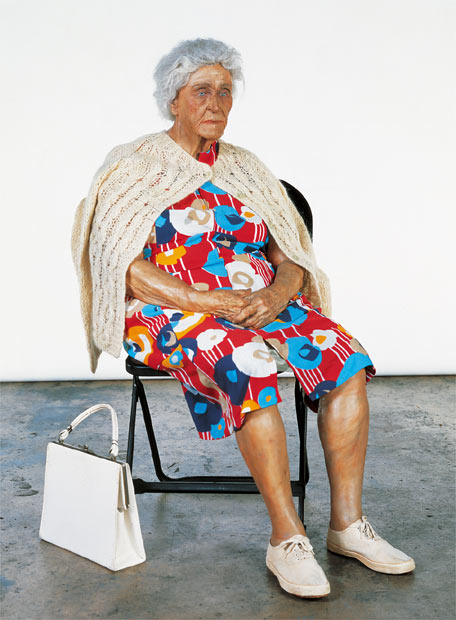 duane hanson escultura figura mujer mayor silla plegable