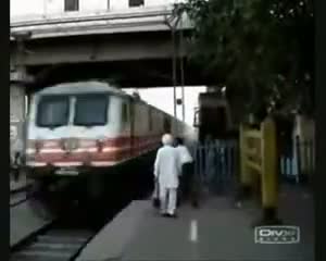 videos personas suerte tren