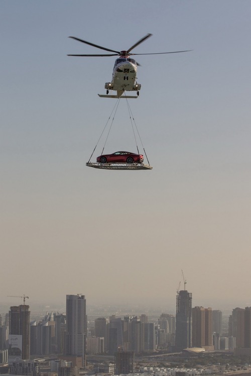 Coche transportado helicoptero Dubai