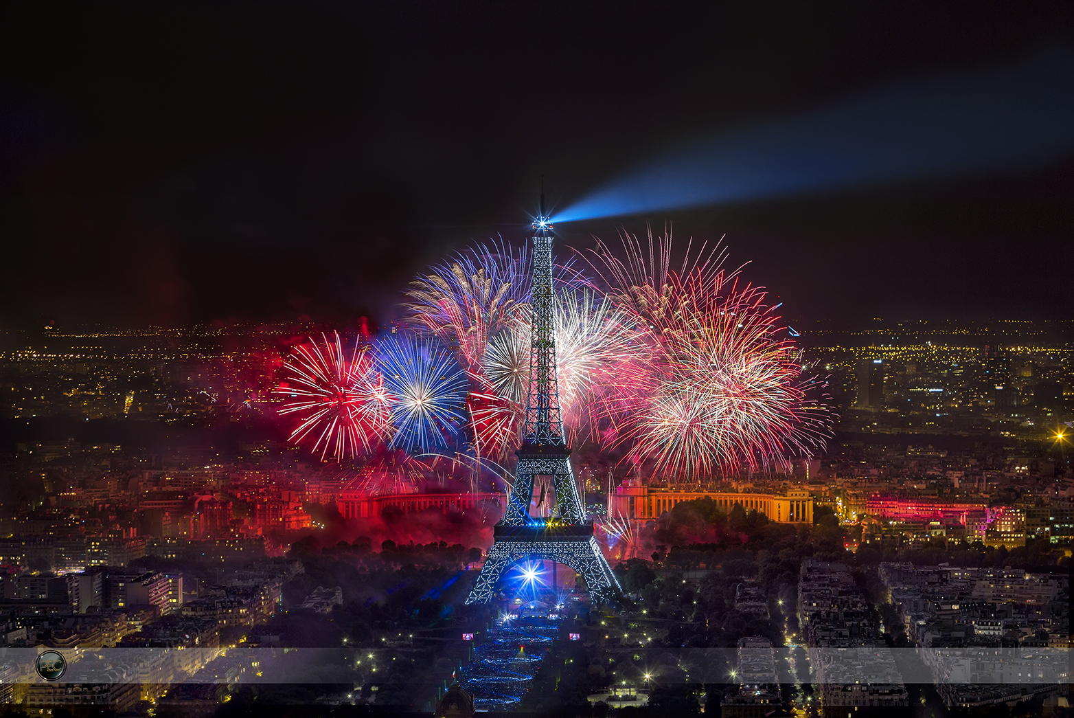 Fuegos artificiales Dia Bastilla Torre Eiffel Paris Francia