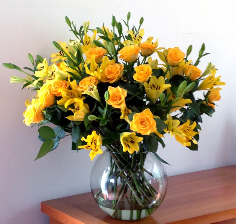 bouquet amarillo rosas lirios