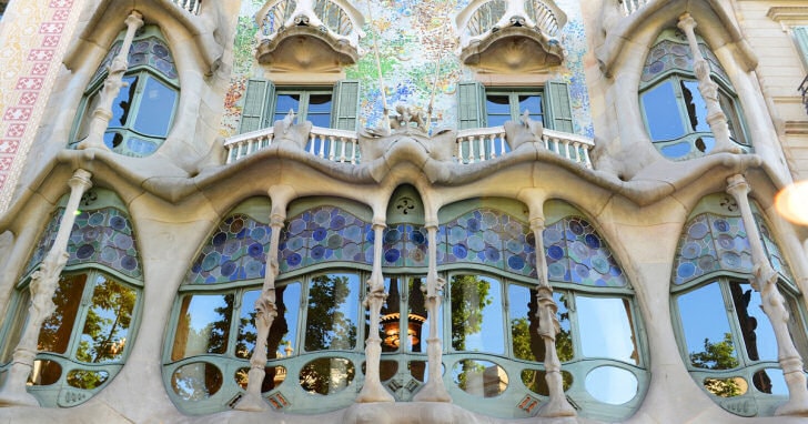 casa batllo vidriera